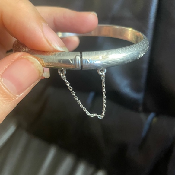 Vintage Sterling Silver wide etched Burkhardt bangle with safety chain - Picture 4 of 5